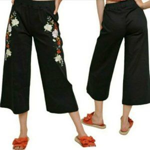 NWT UMGEE FLORAL EMBROIDERED CROP PANTS (S)